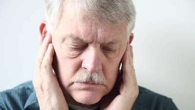 Man in Evansville IN experiencing tooth pain